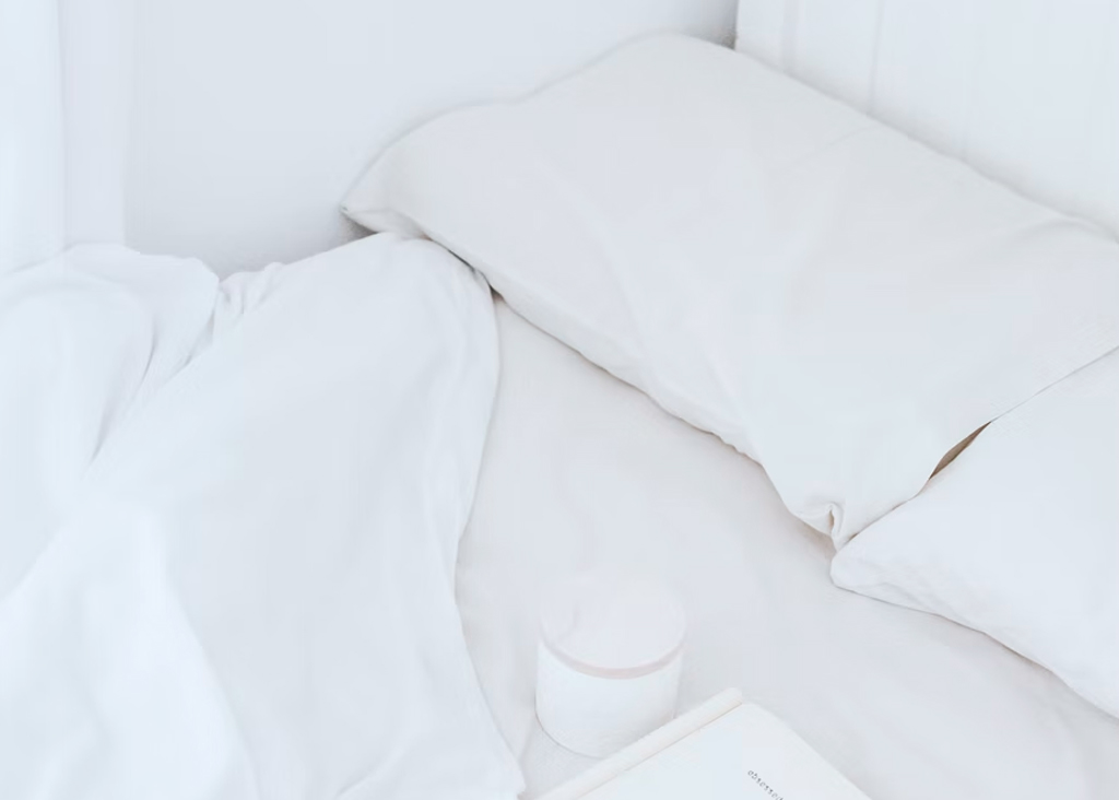 Primer plano de una cama blanca