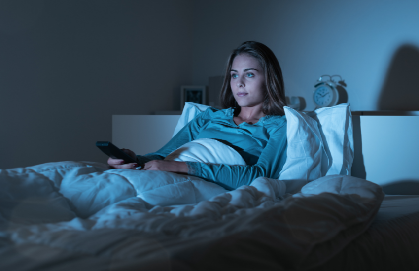 Posición correcta para ver tv, películas o leer desde la cama