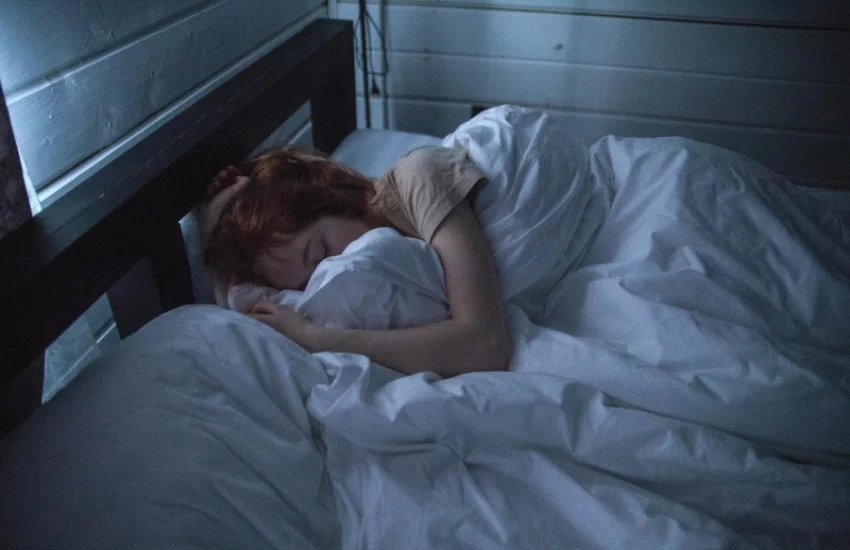 Temperatura ideal para dormir: 5 consejos para descansar mejor Dormir bien no solo depende del colchón o la almohada. La temperatura del dormitorio puede marcar la diferencia entre una noche reparadora o una llena de vueltas en la cama. En un entorno donde las temperaturas pueden variar drásticamente según la estación, adaptar tu rutina nocturna al clima es fundamental para cuidar de tu descanso y tu salud durante todo el año. Sigue leyendo para descubrir cómo conseguir ese clima perfecto que invite al sueño profundo, incluso en las noches más cálidas. Ajusta la temperatura: cómo lograr la temperatura ideal para dormir Un ambiente térmico equilibrado favorece el inicio y la continuidad del sueño. Diversos estudios apuntan que la temperatura óptima para dormir oscila entre los 18 y 22 °C, ya que este rango permite al cuerpo regular mejor su temperatura interna durante el descanso. cita | Un dormitorio demasiado caliente interfiere con la producción de melatonina, la hormona del sueño. En cambio, un ambiente ligeramente fresco induce la somnolencia de forma natural y ayuda a que el sueño sea más profundo. Si no dispones de sistemas de climatización, existen múltiples estrategias para mantener la temperatura de tu habitación en niveles óptimos, ya sea para refrescarla o conservar el calor. Una opción eficaz es utilizar ventiladores con temporizador, que pueden programarse para apagarse una vez que te has dormido. La ventilación cruzada, abriendo ventanas opuestas para crear una corriente de aire, también puede ser muy efectiva. Asimismo, las persianas térmicas o cortinas opacas son excelentes aliadas para bloquear la entrada de calor solar durante el día, manteniendo la habitación más fresca al anochecer. Implementar estas medidas puede marcar una gran diferencia en la calidad de tu sueño, permitiéndote despertar renovado y lleno de energía. Apuesta por tejidos naturales para tus sábanas A la hora de elegir la ropa de cama, especialmente cuando el calor aprieta, la selección del tejido es tan crucial como la temperatura ambiente. Apostar por tejidos naturales para tus sábanas es una decisión inteligente que puede marcar la diferencia entre una noche de sueño agitado y un descanso profundo y reparador. Cuando el termómetro sube, la clave está en la transpirabilidad. Materiales como el algodón y el lino son tus mejores aliados para las noches calurosas. Su estructura de fibras permite una óptima circulación del aire, lo que facilita la disipación del calor corporal y evita la acumulación de humedad. Esto se traduce en una sensación de frescura y ligereza que te ayudará a conciliar el sueño más fácilmente y a mantenerlo ininterrumpido. El algodón, en particular, es conocido por su suavidad y capacidad de absorción, mientras que el lino destaca por su durabilidad y su efecto refrescante, incluso al tacto. [cita] Un consejo extra: opta por colores claros, que reflejan la luz y el calor durante el día y mantienen un ambiente más fresco al caer la noche. Renueva el aire de la habitación antes de dormir Además de elegir tejidos adecuados, es fundamental preparar el ambiente en el que vas a dormir. Una acción tan simple como ventilar bien la habitación puede mejorar notablemente la calidad del descanso en cualquier época del año, ayudando a mantener un ambiente más saludable y confortable. Abrir las ventanas durante unos minutos antes de acostarte permite renovar el aire viciado, reducir la concentración de CO₂ y bajar unos grados la temperatura interior. Este gesto facilita la creación de un entorno más fresco, seco y oxigenado, lo que ayuda a que el cuerpo entre más fácilmente en fase de descanso. Si el aire exterior no es demasiado caliente, puedes dejar las ventanas ligeramente abiertas durante la noche para mantener una circulación continua. Otra opción muy efectiva es utilizar un ventilador de techo o de pie, preferiblemente con función de oscilación, para mantener el aire en movimiento sin generar una corriente directa. Esto crea una sensación térmica más agradable sin necesidad de recurrir al aire acondicionado, que a menudo reseca el ambiente y puede resultar molesto. Incorporar plantas como el aloe vera o el espatifilo también puede contribuir a purificar el aire de forma natural, creando un entorno más saludable para el descanso. Desconecta fuentes de calor ocultas En muchas ocasiones, pasamos por alto que ciertos dispositivos electrónicos, aunque parezcan inactivos, siguen generando una cantidad considerable de calor. Ordenadores portátiles, cargadores de móviles, luces LED, routers Wi-Fi y televisores continúan emitiendo calor residual incluso cuando se encuentran en modo reposo o standby. Este calor acumulado puede elevar sutilmente la temperatura del dormitorio, afectando al confort térmico y dificultando la conciliación del sueño, especialmente durante las noches más calurosas. Por eso, uno de los hábitos más efectivos —y sencillos— que puedes adoptar es desenchufar todos aquellos aparatos que no necesites mientras duermes. Más allá de mantener la habitación más fresca, esta acción tiene otros beneficios directos para tu descanso. Al eliminar la presencia de luces parpadeantes, pequeñas emisiones de calor y señales electromagnéticas, estarás mejorando tu higiene del sueño, reduciendo los estímulos que interfieren con la relajación y la producción natural de melatonina. Además, alejar de la cama aquellos dispositivos que siguen activos —como teléfonos móviles o tabletas— también te protege de la exposición a la luz azul, conocida por alterar el ritmo circadiano y retrasar el inicio del sueño. Este tipo de luz engaña al cerebro, haciéndole creer que aún es de día, lo que puede traducirse en dificultades para dormir y una menor calidad del descanso. Regula tu temperatura corporal con una ducha tibia Un truco tan simple como tomar una ducha tibia antes de acostarte puede tener un efecto muy poderoso sobre la calidad de tu descanso. Realizada entre 30 y 60 minutos antes de meterte en la cama, esta práctica ayuda a que el cuerpo se relaje y libere el exceso de calor acumulado durante el día, creando las condiciones ideales para iniciar el sueño de forma natural. Aunque a primera vista pueda parecer que una ducha fría es más efectiva cuando el ambiente es caluroso, lo cierto es que el agua demasiado fría puede provocar un efecto contraproducente. El cuerpo interpreta el cambio brusco de temperatura como una señal de alerta, activando el sistema nervioso simpático. Esto genera una respuesta de defensa que aumenta la frecuencia cardíaca, la presión arterial y la actividad cerebral, justo lo contrario de lo que necesitamos para dormir. En cambio, una ducha tibia —ni fría ni caliente— actúa como un inductor natural del sueño. Al relajar los músculos y favorecer la dilatación de los vasos sanguíneos, permite que el calor corporal se disipe con mayor facilidad a través de la piel. Este proceso da lugar a una ligera caída de la temperatura interna, lo que el cuerpo interpreta como una señal de que ha llegado el momento de descansar. Este mecanismo imita de forma natural lo que sucede cuando nos adormecemos de manera progresiva. El entorno adecuado para un sueño reparador Conseguir una temperatura adecuada en tu dormitorio no requiere grandes inversiones ni cambios drásticos. Con pequeños ajustes como elegir los tejidos correctos, ventilar adecuadamente y controlar la exposición al calor, tu descanso puede mejorar significativamente. Recuerda que el sueño es un pilar fundamental para tu bienestar físico y emocional. Si además acompañas estos consejos con un buen colchón y una base ventilada, como las que puedes encontrar en nuestra colección de colchones o en este artículo sobre cómo elegir el colchón perfecto para el verano, estarás aún más cerca de un descanso pleno. Dormir bien no es solo cuestión de horas, sino de calidad. Mantener una temperatura adecuada, ajustada a cada estación, es uno de los factores más influyentes para lograrlo. RELACIONADO SERENITY Ya sea invierno o verano, adaptar tu dormitorio al clima es una forma sencilla pero poderosa de mejorar la calidad de tu descanso cada noche