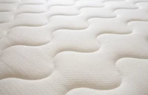 Detalle de la superficie acolchada de un colchón para dolor cervical, diseñado para ofrecer soporte ergonómico y aliviar la presión en cuello y cervicales.