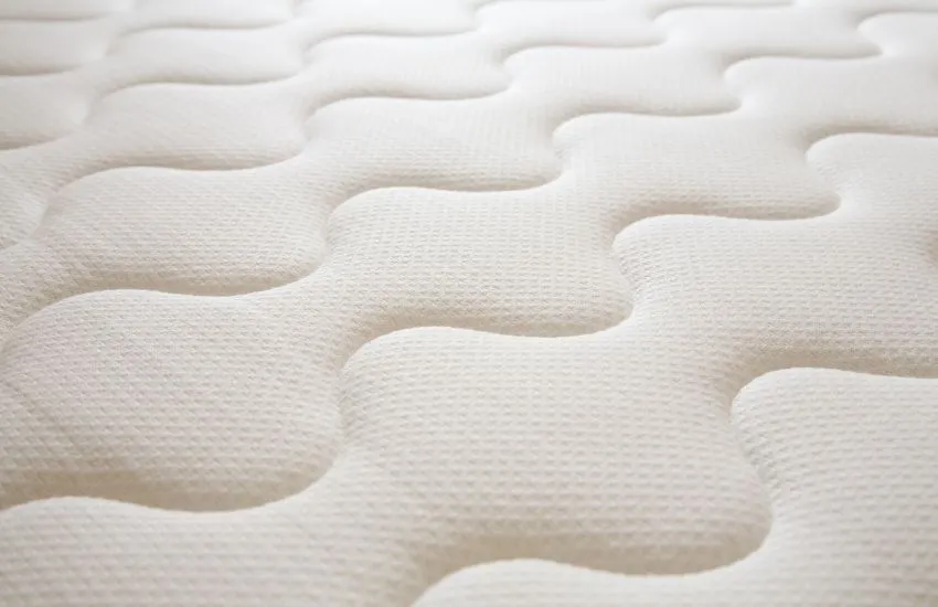 Detalle de la superficie acolchada de un colchón para dolor cervical, diseñado para ofrecer soporte ergonómico y aliviar la presión en cuello y cervicales.